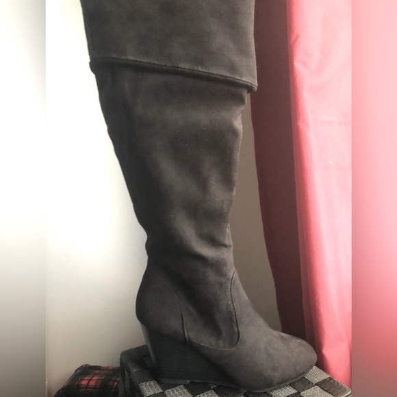 Black Knee High Heeled Boots | Size 5 - Picture 1 of 5